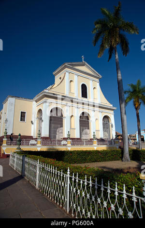 Vista verticale angolata guardando verso la facciata anteriore della chiesa Iglesia Parroquial de la Santisima Trinidad nella Plaza Major Trinidad Cuba Foto Stock