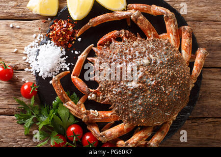 Preparazione per la cottura di alimenti grancevola con ingredienti freschi di close-up su di un tavolo di legno. parte superiore orizzontale vista da sopra Foto Stock