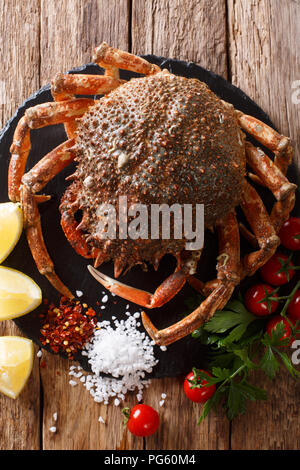 Preparazione per la cottura di alimenti grancevola con ingredienti freschi di close-up su di un tavolo di legno. Verticale in alto vista da sopra Foto Stock