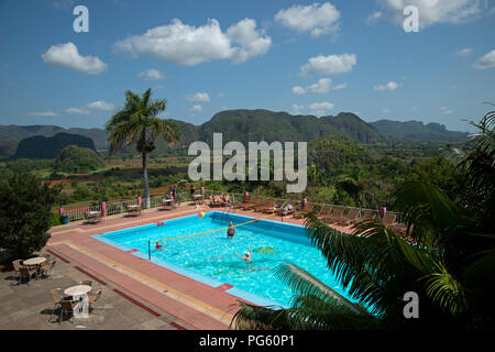 Vista della piscina con nuoto presso l'Hotel gli ospiti Jazmines in Vinales con il mogotes in background Valle de Vinales Cuba Foto Stock
