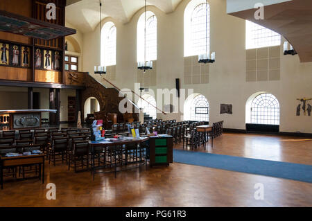 L'interno con file di banchi e l'altare di San Matteo chiesa in Spitalfields, Londra. Foto Stock