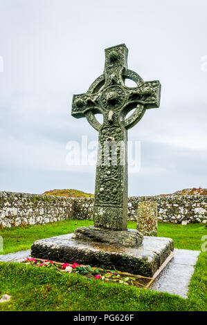 Una croce celtica, eventualmente Viking, nel cimitero della Chiesa Kidalton, Islay Foto Stock
