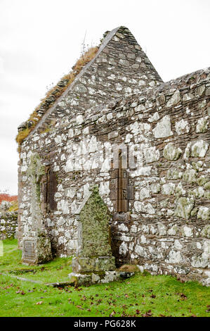 Il scoperchiata Kidalton Chiesa, Islay, con lapidi accanto ad esso Foto Stock