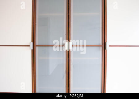 Bianco in legno Porte armadio di primo piano per i capi di abbigliamento moderno e nuovo design Foto Stock