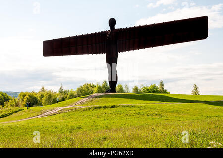 L Angelo del nord di fronte al sole a Gateshead, England, Regno Unito Foto Stock