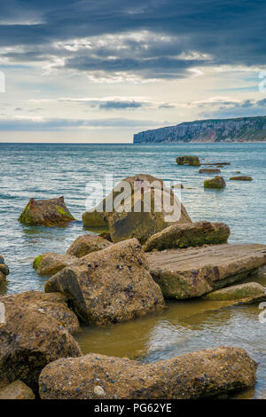Filey Bay Beach sulla costa dello Yorkshire vicino Reighton Gap e Speeton presso sunrise Foto Stock