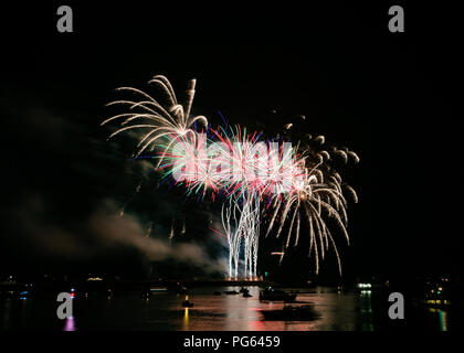 Spettacolo pirotecnico sul porto di Plymouth come parte del 2018 British fuochi d' artificio campionati da 'Pheonix fuochi d'artificio". Agosto 2018 Foto Stock