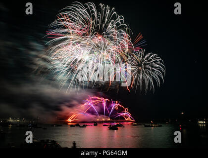 Spettacolo pirotecnico sul porto di Plymouth come parte del 2018 British fuochi d' artificio campionati da 'Illusione fuochi d'artificio' Agosto 2018 Foto Stock