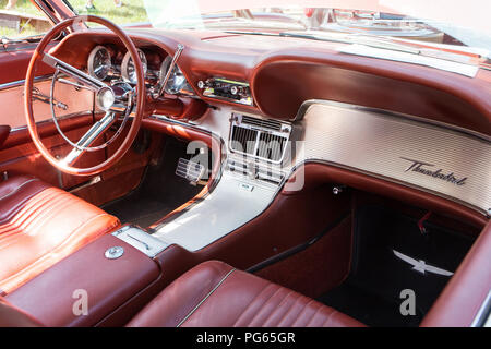 MATTHEWS, NC - 4 Settembre 2017: interni di un 1963 Ford Thunderbird sul display al Matthews Reunion Auto & Moto Visualizza. Foto Stock