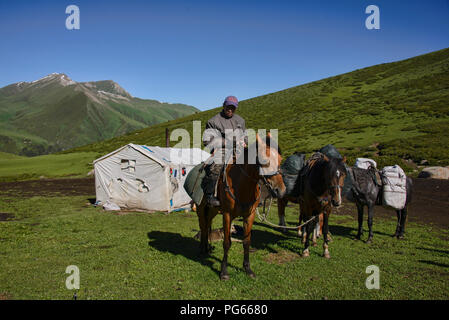 Horserider kirghisa, Jyrgalan Valley, Kygyzstan Foto Stock