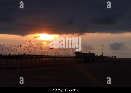 Tramonto su Southport Pier Foto Stock