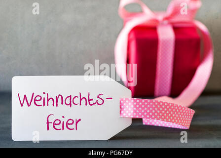 Regalo rosa, etichetta, Weihnachtsfeier significa festa di Natale Foto Stock