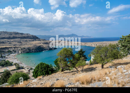 Si tratta di una fotografia scattata dal lato di una collina che domina la baia di Lindos e la spiaggia Foto Stock