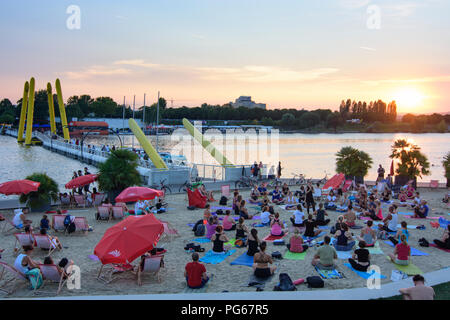 Wien, Vienna: piacere area "Copa Cagrana", fiume Neue Donau (Nuovo Danubio), yoga di gruppo, spiaggia, 22. Donaustadt, Wien, Austria Foto Stock