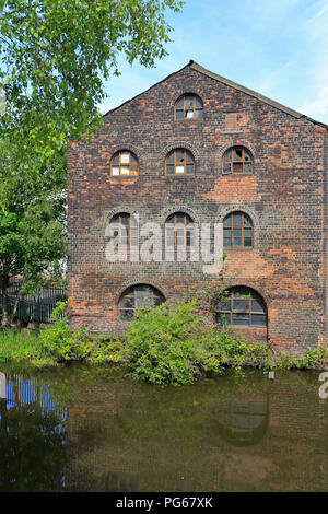 Vecchio edificio industriale su Sheffield & Tinsley Canal, Sheffield South Yorkshire, Inghilterra, Regno Unito. Foto Stock