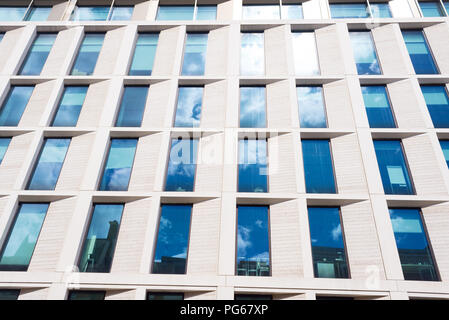 Facciata di stile moderno edificio per uffici con più grandi finestre di vetro Foto Stock