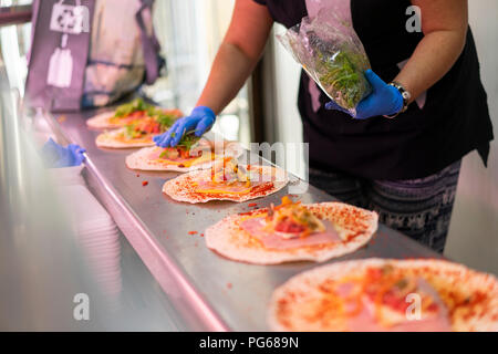 La donna nel mercato di riempimento di stallo tortilla avvolge Foto Stock