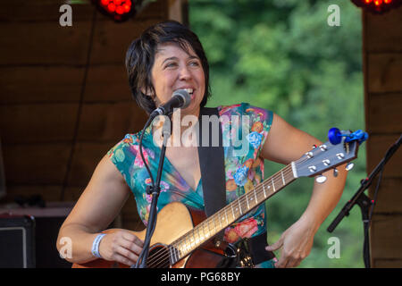 Conosciuta a livello internazionale per i velocissimi dita, haunting vocals e intricata storia canzoni, significa Maria James viaggi i generi folk-rock, musica bluegrass e blues. Significa Maria, un nativo della Florida ora basato a Nashville, cominciò la sua vita come un prodigio musicale, potrebbe leggere la musica prima di lei potrebbe leggere le parole e co-scritto canzoni all età di cinque anni. Dall'età di sette aveva dimestichezza con la chitarra, il banjo e violino, e divertire il pubblico attraverso gli Stati Uniti con il suo vocale e strumentale delle competenze. La sua vita è stata una lunga strada mostrano intervallati con TV, radio e film. Alla data ella svolge 11 strumenti. Foto Stock