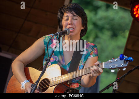 Conosciuta a livello internazionale per i velocissimi dita, haunting vocals e intricata storia canzoni, significa Maria James viaggi i generi folk-rock, musica bluegrass e blues. Significa Maria, un nativo della Florida ora basato a Nashville, cominciò la sua vita come un prodigio musicale, potrebbe leggere la musica prima di lei potrebbe leggere le parole e co-scritto canzoni all età di cinque anni. Dall'età di sette aveva dimestichezza con la chitarra, il banjo e violino, e divertire il pubblico attraverso gli Stati Uniti con il suo vocale e strumentale delle competenze. La sua vita è stata una lunga strada mostrano intervallati con TV, radio e film. Alla data ella svolge 11 strumenti. Foto Stock