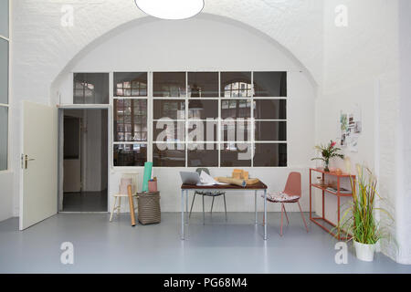 Interno di un architetto's loft office Foto Stock