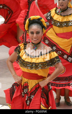 Un ballerino messicano intrattiene la nave di crociera turisti alla Costa Maya Messico cruise port. Foto Stock