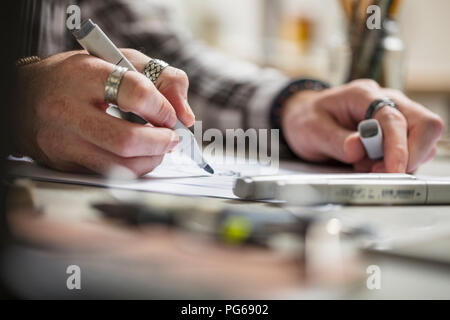 Close-up di artista il disegno di un disegno Foto Stock