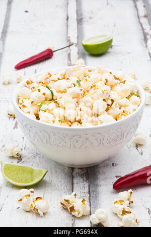 Ciotola di popcorn aromatizzato con peperoncino e lime Foto Stock