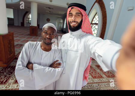 Due Arabis giovani uomini amore amici selfie con lo smartphone. Foto Stock