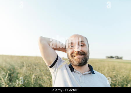 Ritratto di uomo maturo tirando funny faces in natura Foto Stock