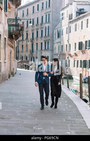 L'Italia, Venezia, felice coppia passeggiate in città Foto Stock