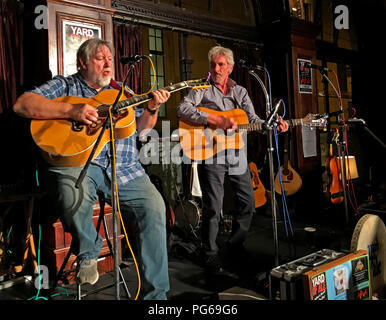 Cantiere di Ale, Folk & Blues Band, suonare dal vivo presso i bracci di Guildford, West Register Place, il centro di Edimburgo, Scozia, Regno Unito Foto Stock