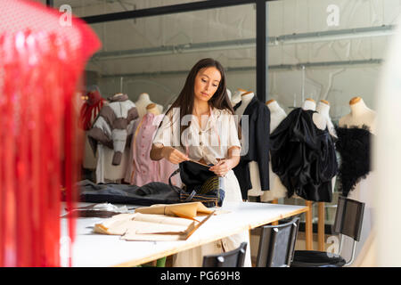 I giovani designer di moda lavorando nel suo studio Foto Stock