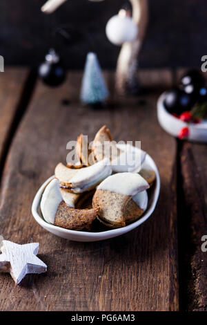 Pasta frolla con semi di papavero e cioccolato bianco riempito con gelatina di uva Foto Stock
