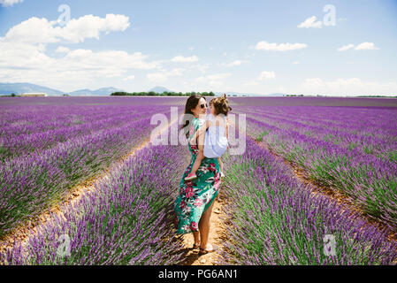 Francia, Provenza, altopiano di Valensole, madre e figlia in campi di lavanda in estate Foto Stock