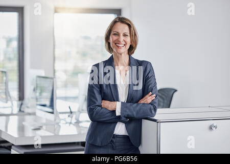 Ritratto di felice imprenditrice in office Foto Stock