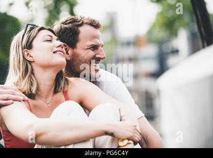 Coppia felice di relax all'aperto Foto Stock