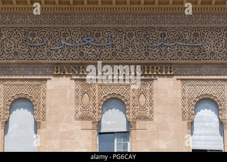 Segno sulla parte esterna del riccamente intagliato pareti di Bank Al Maghrib su Avenue Mohammed V di Rabat, Marocco Foto Stock