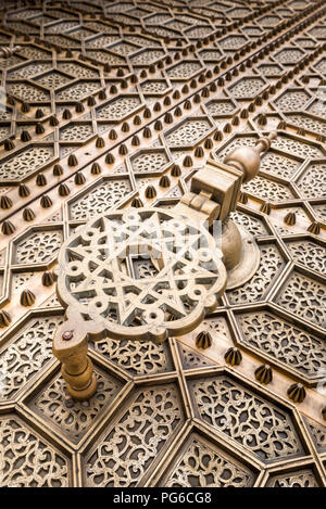 Chiudere fino angolo di visualizzazione di una grande porta di ottone respingente sull'esterno della moschea Hassan a Rabat, Marocco Foto Stock