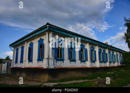 Tipica casa russa, Karakol, Kirghizistan Foto Stock