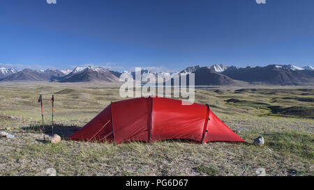 Camping sopra il lago Zorkul, con la grande gamma di Pamir in Afghanistan dietro,Tagikistan Foto Stock