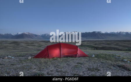 Camping sopra il lago Zorkul, con la grande gamma di Pamir in Afghanistan dietro,Tagikistan Foto Stock