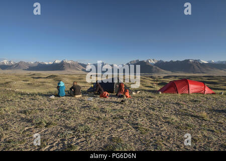 Camping sopra il lago Zorkul, con la grande gamma di Pamir in Afghanistan dietro,Tagikistan Foto Stock
