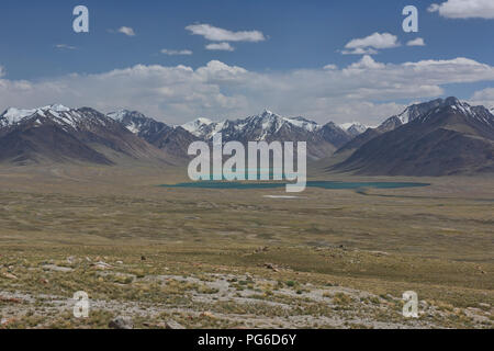 Esaminando la grande gamma di Pamir dell Afghanistan dal lago Zorkul, Tagikistan Foto Stock