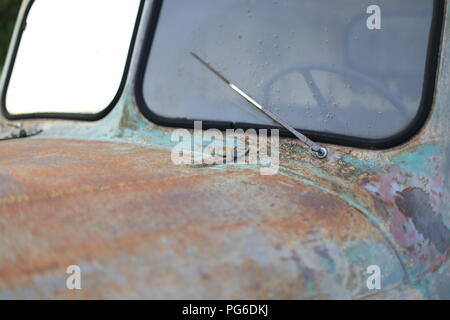 Un parabrezza di vecchi vintage classic car relitto Foto Stock