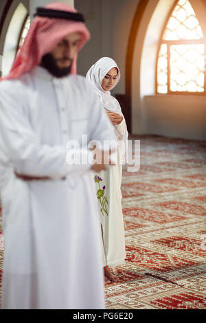 Musulmani l uomo e la donna che prega in moschea Foto Stock
