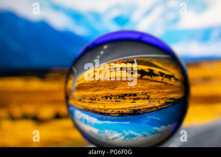 Un cristallo trasparente sfera vith splendida vista Foto Stock