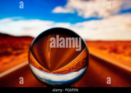 Un cristallo trasparente sfera vith splendida vista Foto Stock