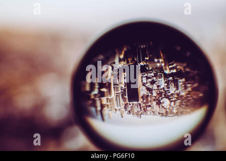 Un cristallo trasparente sfera vith splendida vista Foto Stock