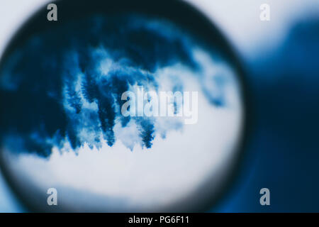 Un cristallo trasparente sfera vith splendida vista Foto Stock
