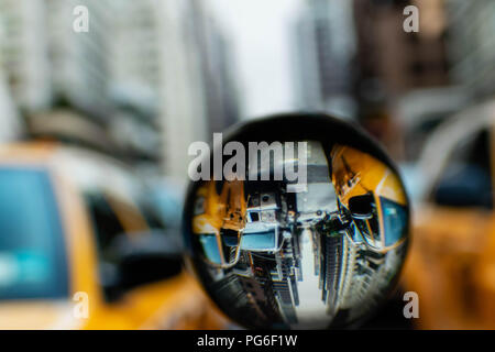 Un cristallo trasparente sfera vith splendida vista Foto Stock